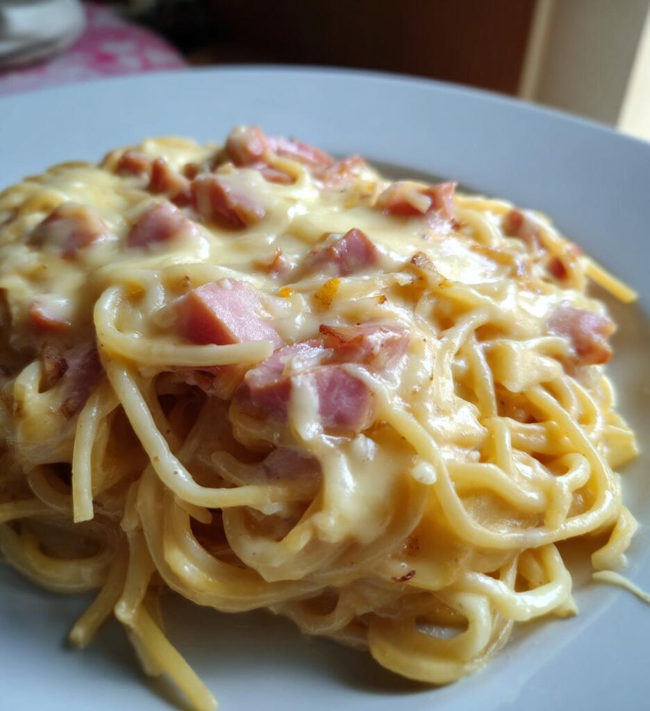 Pasta med ost og skinke